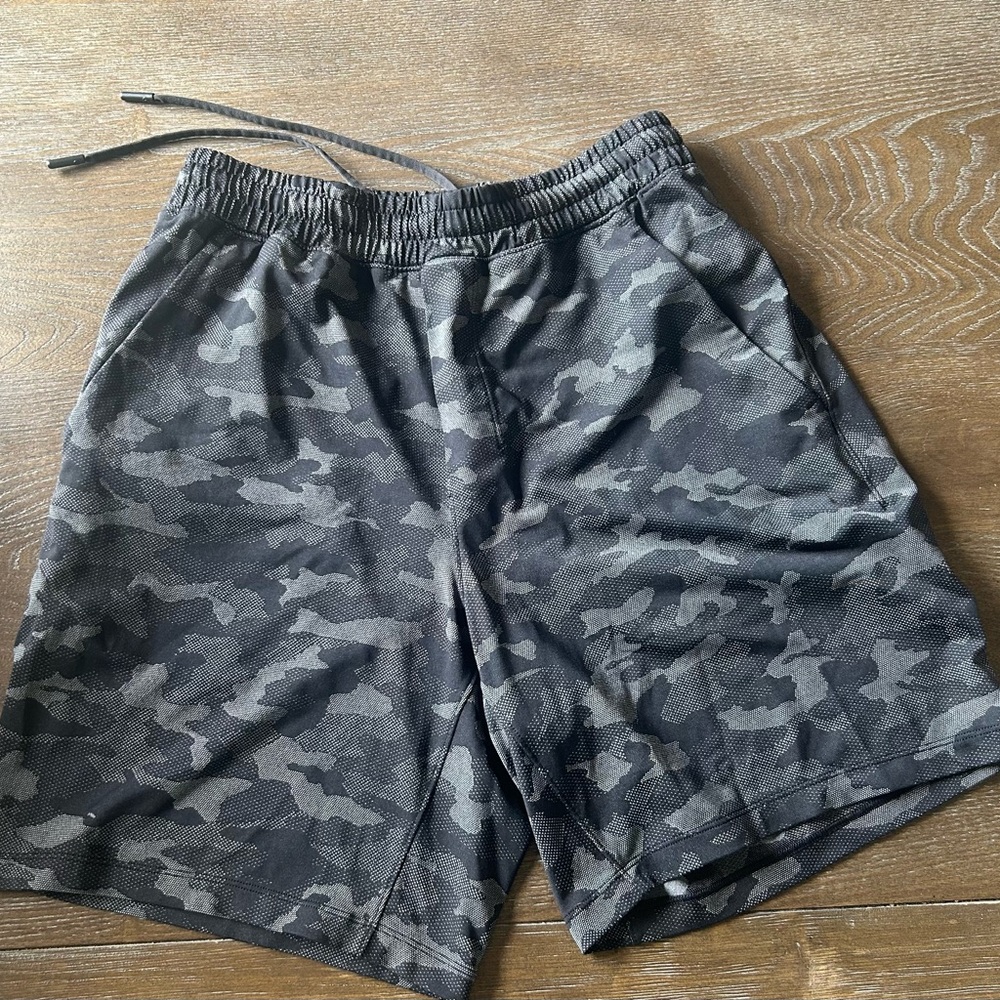 Men's Lululemon black Camouflage Shorts
